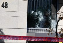 Επίθεση με βαριοπούλες στην πρεσβεία του Καναδά