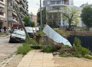 Θεσσαλονίκη: Δρόμος υποχώρησε δρόμος και «κατάπιε» όχημα στη διάρκεια εργασιών