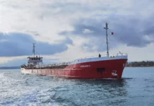 Άνδρος: Αντιρρυπαντική επιχείρηση για το φορτηγό πλοίο που ναυάγησε
