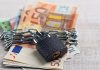 Στα 1.600 ευρώ το ακατάσχετο στους τραπεζικούς λογαριασμούς – Τι αλλάζει για οφειλέτες και επιχειρήσεις