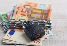 Στα 1.600 ευρώ το ακατάσχετο στους τραπεζικούς λογαριασμούς – Τι αλλάζει για οφειλέτες και επιχειρήσεις
