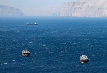 Επιβραδύνθηκε η διέλευση τάνκερ από το Στενό του Χορμούζ μετά την επίθεση σε πλοίο