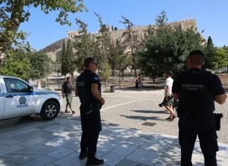 ΕΟΤ: «Μεμονωμένο και εξαιρετικά λυπηρό» το περιστατικό με την επίθεση εναντίον τουριστών στην Ακρόπολη