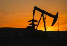 Μικρή πτώση στο πετρέλαιο με την προσδοκία συμφωνίας για τη ναυσιπλοΐα στο Χορμούζ