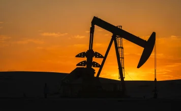 Μικρή πτώση στο πετρέλαιο με την προσδοκία συμφωνίας για τη ναυσιπλοΐα στο Χορμούζ